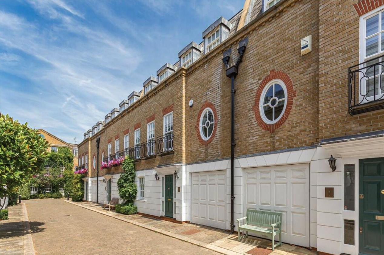 3 bed property in Farrier Walk, London